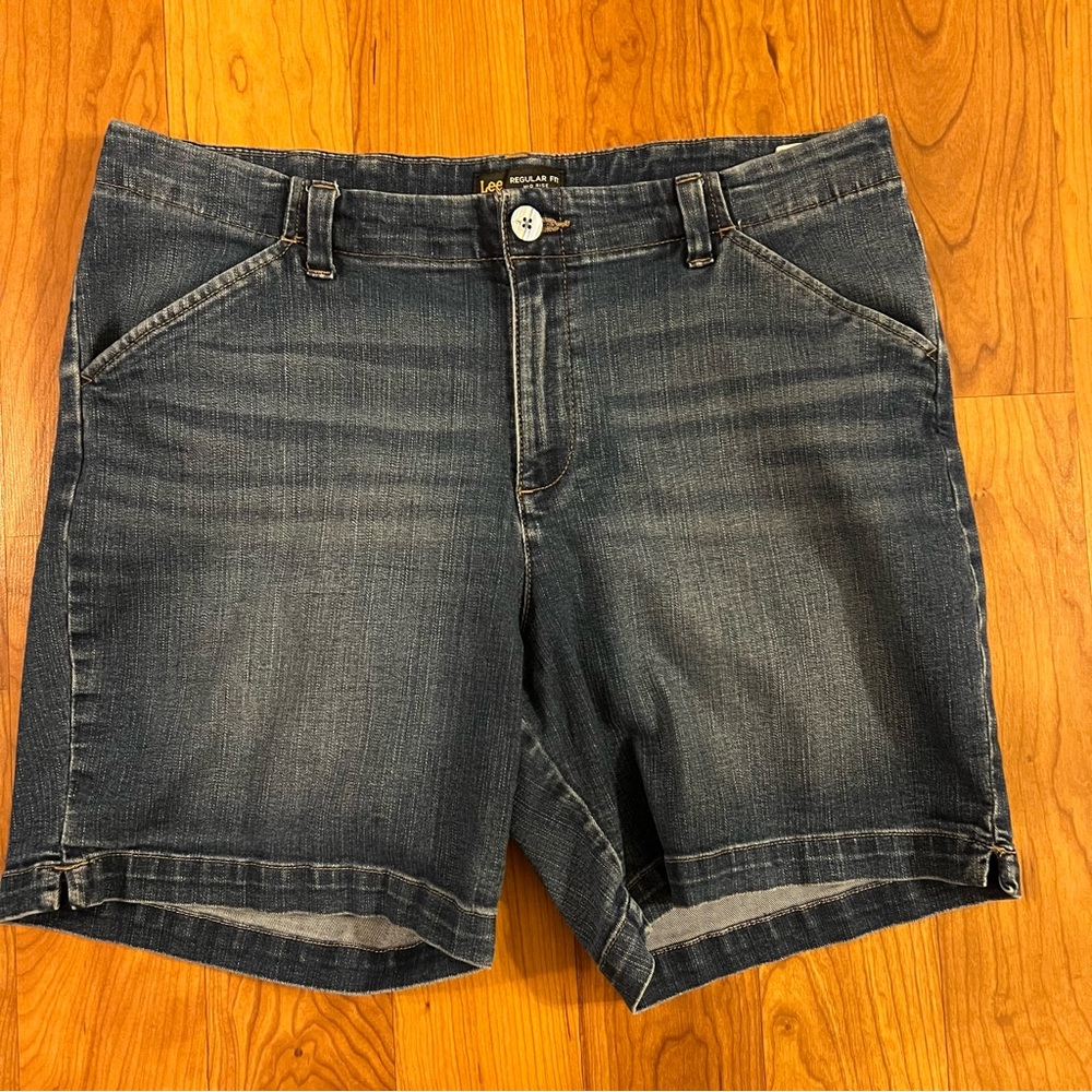 Lee Size 14 Regular Fit Mid Rise Shorts, EUC